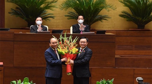 Председатель НС Вьетнама Выонг Динь Хюэ поздравляет Президента Вьетнама Нгуен Суан Фука. Фото: Зюи Линь