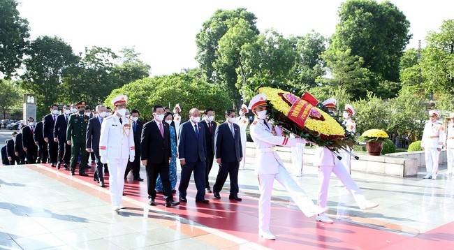 Руководители Партии и Государства возлагают венок в память о павших бойцах. Фото: VNA