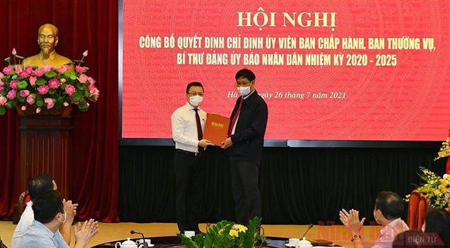 Товарищ Хюинь Тан Вьет вручает товарищу Ле Куок Миню Решение о его назначении. Фото: Тхюи Нгуен