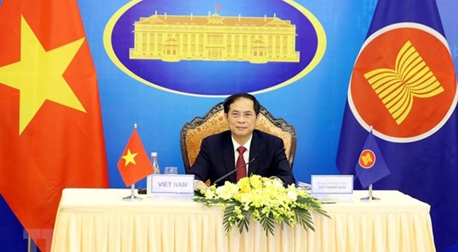 Министр иностранных дел Буй Тхань Шон возглавил вьетнамскую делегацию на АММ-54. Фото: VNA