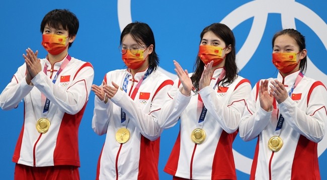 Молодые китайские пловчихи выиграли золотые медали в женской эстафете 4х200 метров вольным стилем. Фото: Tokyo 2020