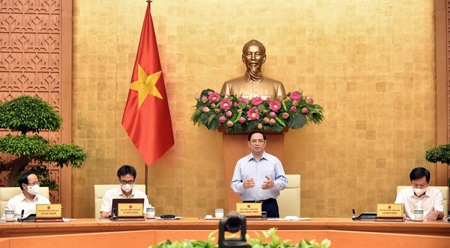Премьер-министр Фам Минь Тьинь выступает на конференции. Фото: VGP