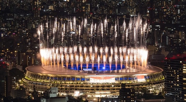 Фейерверк в рамках церемонии закрытия летних Олимпийских игр-2020 на Национальном стадионе в Токио. Фото: Tokyo 2020