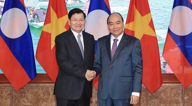 Премьер-министр Нгуен Суан Фук (справа) и Премьер-министр Тхонглун Сисулит сопредседательствовали на 42-м заседании Вьетнамско-лаосской межправительственной комиссии 4 января 2020 г. в Ханое. Фото: VNA