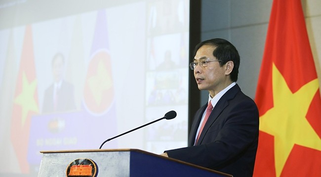 Министр Буй Тхань Шон выступает с речью. Фото: МИД Вьетнама