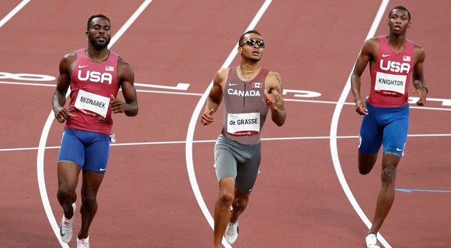 Представитель Канады Андре Де Грасс (в центре) завоевал золотую медаль в беге на 200 м. Фото: Рейтер