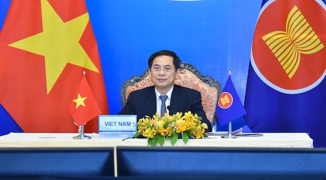 Министр иностранных дел Буй Тхань Шон выступает на совещании АРФ-28. Фото: МИД Вьетнама