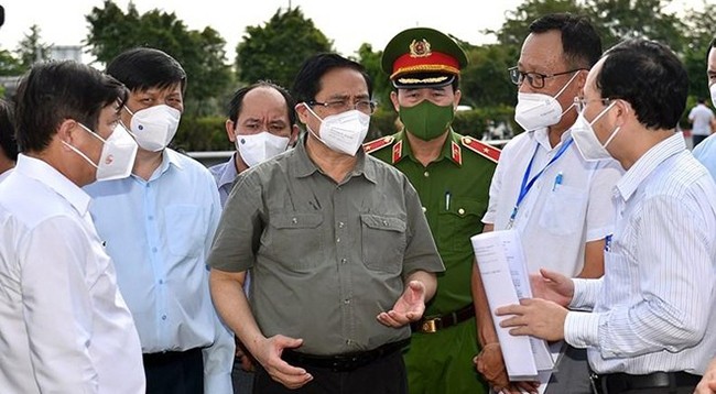 Премьер-министр Фам Минь Тьинь руководит работой по профилактике и борьбе с эпидемией. Фото: VGP