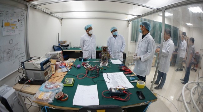 Ученые ВКЦ создают спутник NanoDragon. Фото: ВКЦ