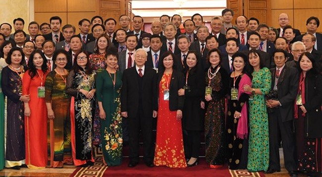 Генеральный секретарь ЦК КПВ Нгуен Фу Чонг и представители вьетнамской диаспоры, принимающие участие в программе «Весна на Родине – 2018». Фото: VNА