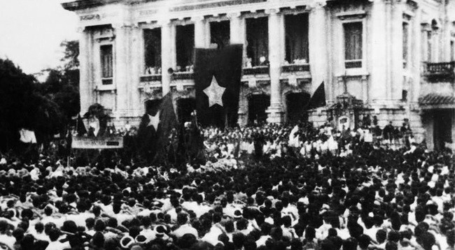 19 августа 1945 года вся столица была заполнена красными флагами с желтыми звездами. Фото: VNA