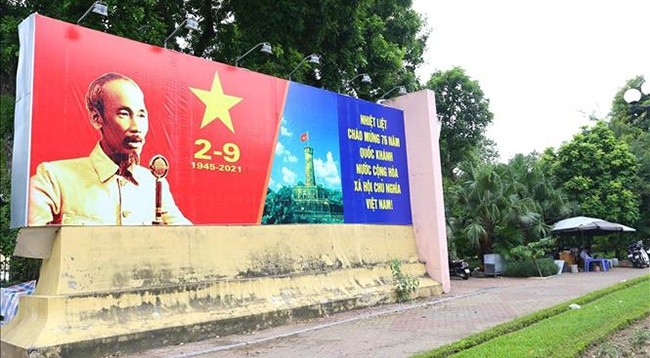 Панно большого размера в честь Дня независимости Вьетнама 2 сентября размещено на улице Чаннянтонг (район Хайбачынг).