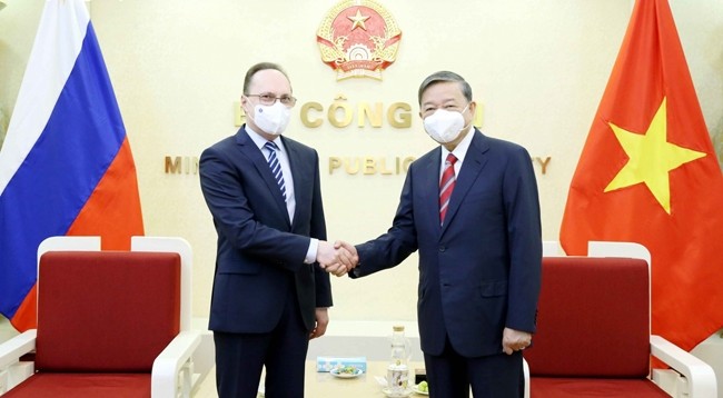 Министр То Лам (справа) и Посол Бездетко Геннадий Степанович. Фото: VNA
