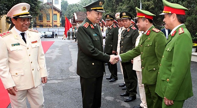 Генерал армии То Лам встречается с руководителями городской полиции Ханоя. Фото: VNA