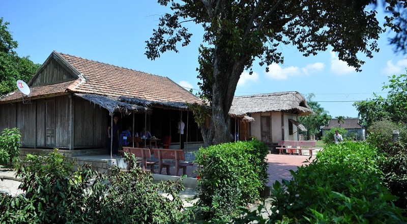 Этот идиллический трехкомнатный деревянный дом расположен возле реки Киенжанг, в конце деревни Анса.