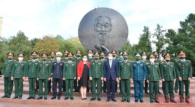 Высокопоставленная делегация Вьетнамской народной армии. Фото: Тхань Тхэ