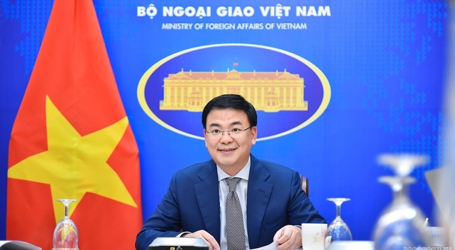 Заместитель министра иностранных дел Фам Куанг Хиеу выступает на заседании. Фото: baoquocte.vn