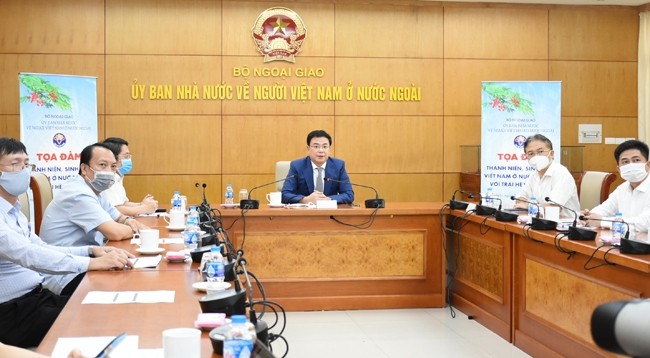Заместитель министра иностранных дел Фам Куанг Хиеу (в центре) выступает на беседе. Фото: МИД Вьетнама