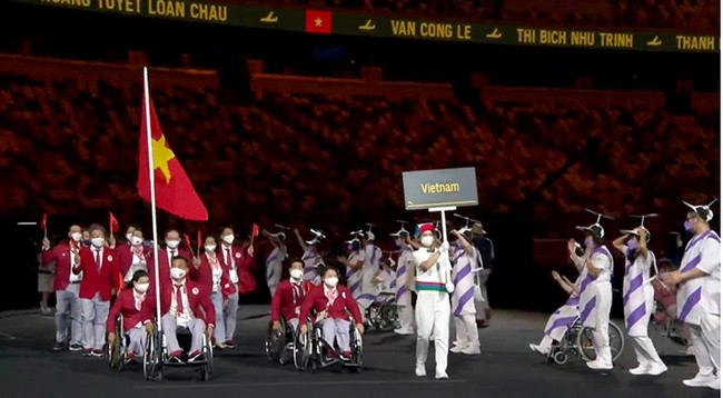 Спортивная команда Вьетнама принимает участие в традиционном параде спортсменов.