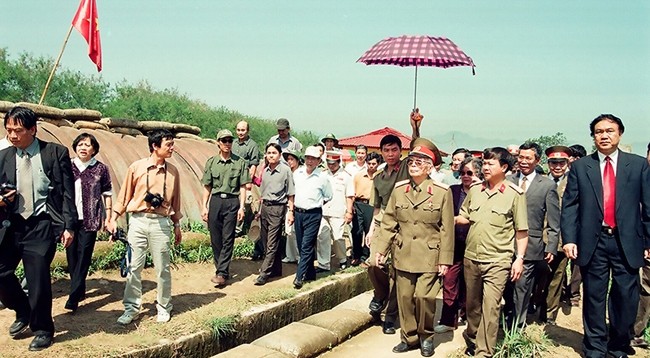 Генерал армии Во Нгуен Зяп посещает место, которые было полем битвы под Дьенбьенфу (апрель 2004 года). Фото: Чан Хонг