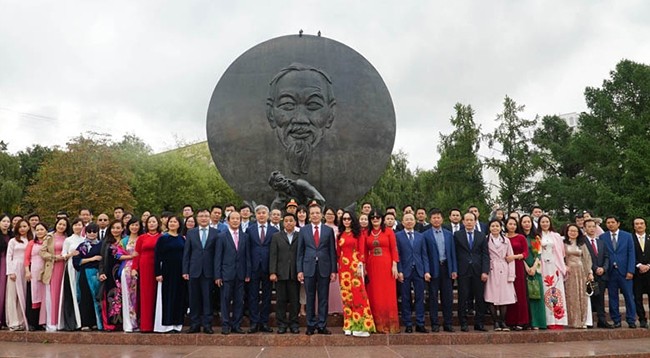 Посол Вьетнама в России Данг Минь Кхой, сотрудники Посольства и представители сообщества вьетнамцев в России возложили цветы к памятнику Дяде Хо в Москве 2 сентября. Фото: Кюэ Ань
