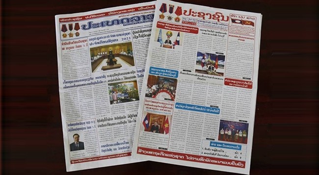 Номеры газет «PathetLao Daily» и «Pasaxon» от 1 сентября.