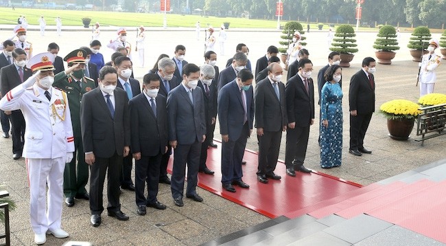 Руководители Партии и Государства почитают память Президента Хо Ши Мина. Фото: VNA