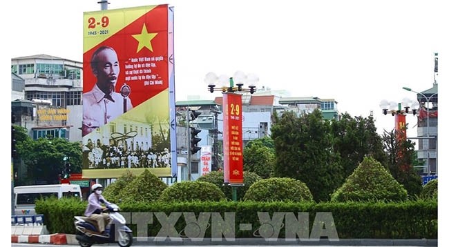 Панно большого размера в честь Дня независимости Вьетнама 2 сентября размещено на одной из улиц столицы. Фото: VNA
