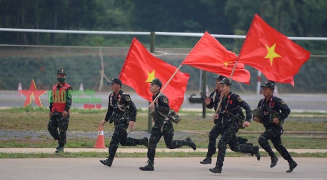 Команда Вьетнама соревнуется в этапе «Эстафета» конкурса «Аварийный район». Фото: qdnd.vn