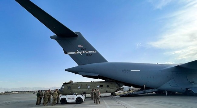 Американские военнослужащие и военная техника в международном аэропорту им. Хамида Карзая в Кабуле, 28 августа 2021 г. Фото: Рейтер