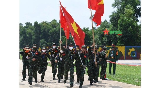 Члены вьетнамской команды на конкурсе «Снайперский рубеж» празднуют победу. Фото: qdnd.vn
