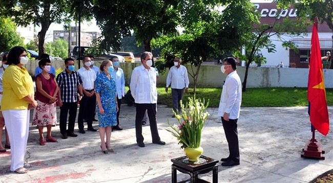 Церемония возложения цветов к памятнику Президенту Хо Ши Мину в Гаване (Куба). Фото: VNA