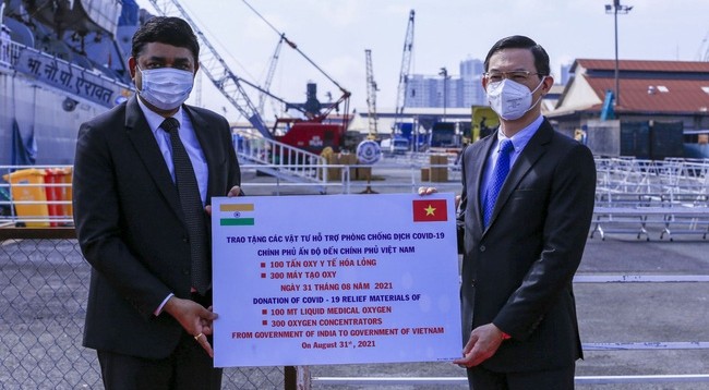 Индия предоставила в дар Вьетнаму 300 кислородных генераторов и 100 тонн медицинского кислорода. Фото: МИД Вьетнама