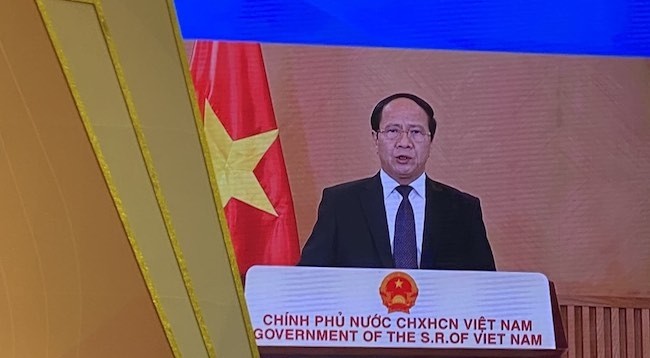 Вице-премьер Вьетнама Ле Ван Тхань выступает на церемонии. Фото: МИД Вьетнама