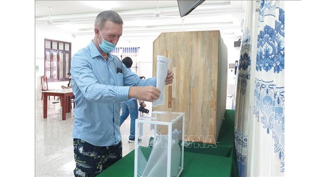 Российский гражданин в провинции Кханьхоа участвует в голосовании на выборах в Госдуму. Фото: VNA