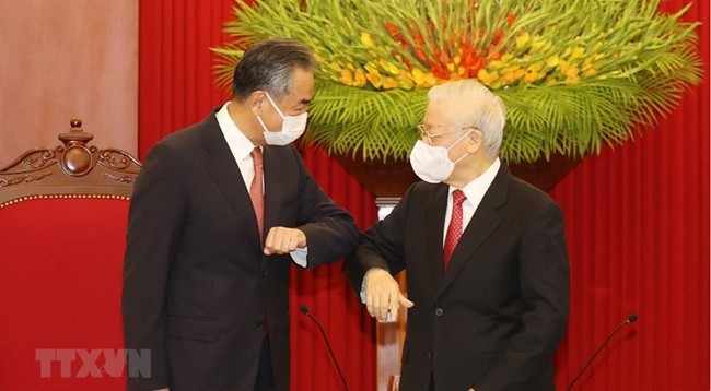 Генеральный секретарь ЦК КПВ Нгуен Фу Чонг (справа) и Министр иностранных дел Китая Ван И. Фото: VNA
