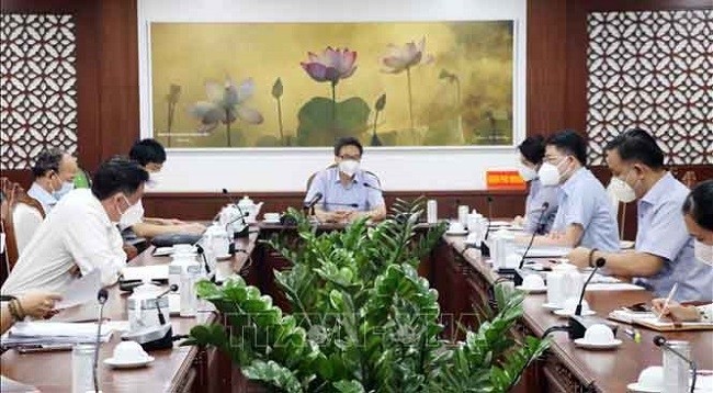 Вице-премьер Вьетнама Ву Дык Дам выступает на встрече с руководителями района Фуньуан. Фото: VNA