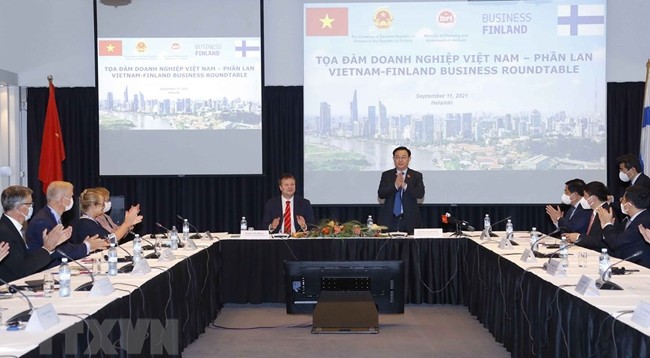 Председатель НС Вьетнама Выонг Динь Хюэ принимает участие во Вьетнамско-финляндской бизнес-беседе. Фото: VNA