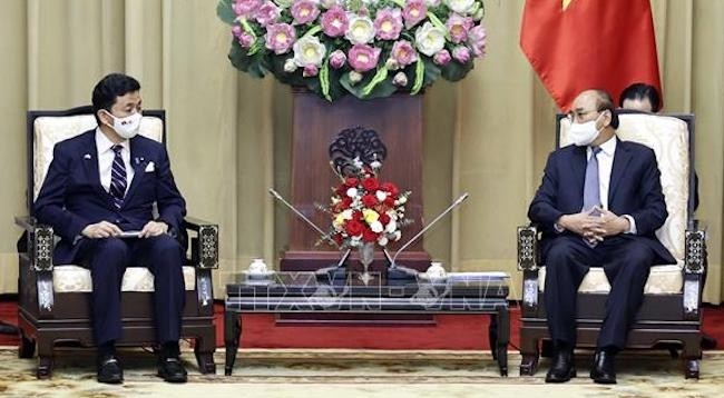 Президент Вьетнама Нгуен Суан Фук (справа) и Министр обороны Японии Киси Нобуо. Фото: VNA