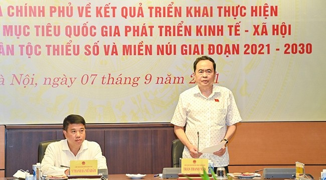 Постоянный заместитель председателя НС Чан Тхань Ман выступает с речью. Фото: Зюи Линь