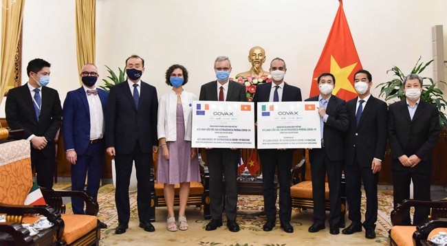 Общий вид церемонии символической передачи Францией и Италией Вьетнаму вакцин от COVID-19. Фото: МИД Вьетнама