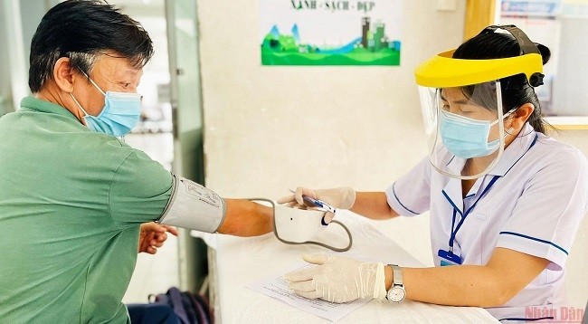 Проверка состояния здоровья перед вакцинацией в районе Биньтхань г. Хошимина.