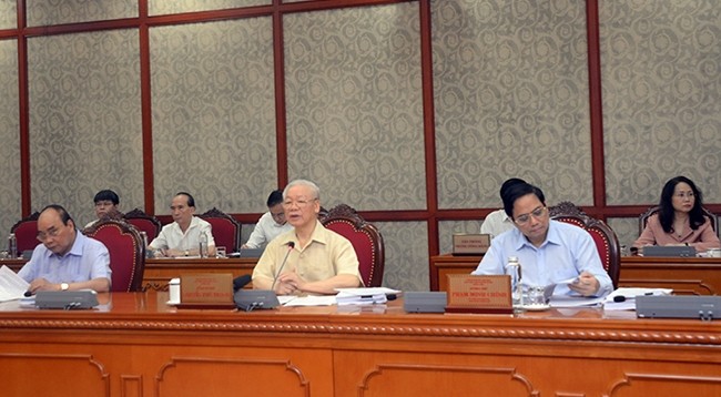 Генеральный секретарь ЦК КПВ Нгуен Фу Чонг председательствует на заседании.