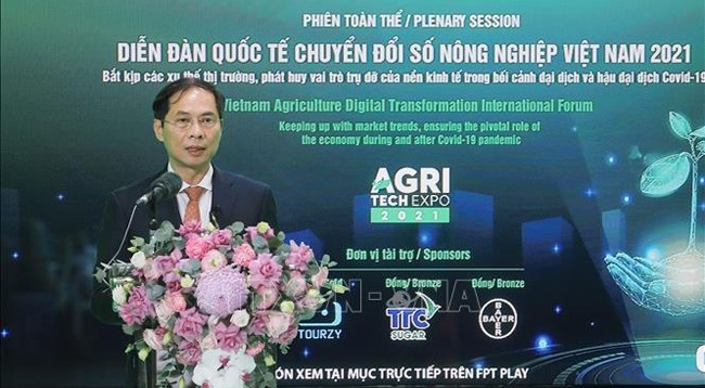 Министр иностранных дел Вьетнама Буй Тхань Шон выступает на форуме. Фото: VNA