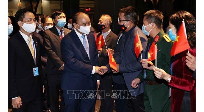 Президента Нгуен Суан Фука встретили сотрудники Посольства Вьетнама в США и Постоянной миссии Вьетнама при ООН. Фото: VNA