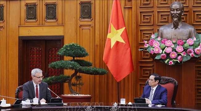 Премьер-министр Вьетнама Фам Минь Тьинь (справа) принимает Посла Франции Николя Варнери. Фото: VNA