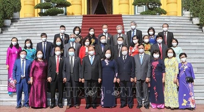 Президент Вьетнама Нгуен Суан Фук фотографируется с делегацией выдающихся пожилых людей. Фото: VNA