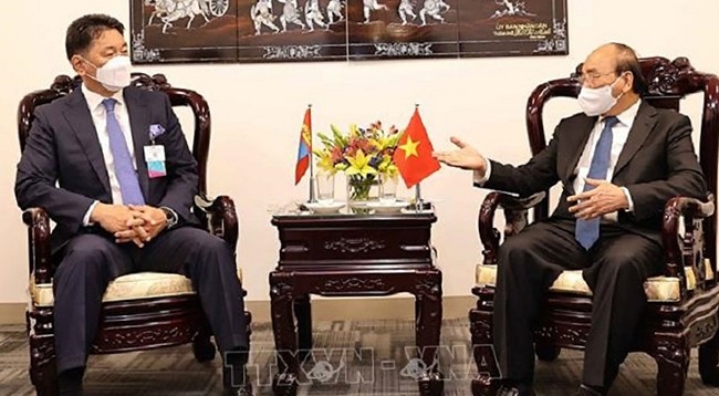 Президент Нгуен Суан Фук (справа) на встрече с Президентом Монголии Ухнаагийном Хурэлсухом. Фото: VNA