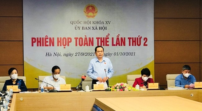 Постоянный заместитель председателя НС Чан Тхань Ман выступает на заседании. 