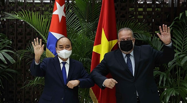 Президент Вьетнама Нгуен Суан Фук (слева) и Премьер-министр Кубы Мануэль Марреро Крус на встрече 19 сентября 2021 г. Фото: VNA